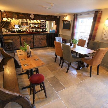 The Carpenters Arms Hotel Newbury  Eksteriør billede
