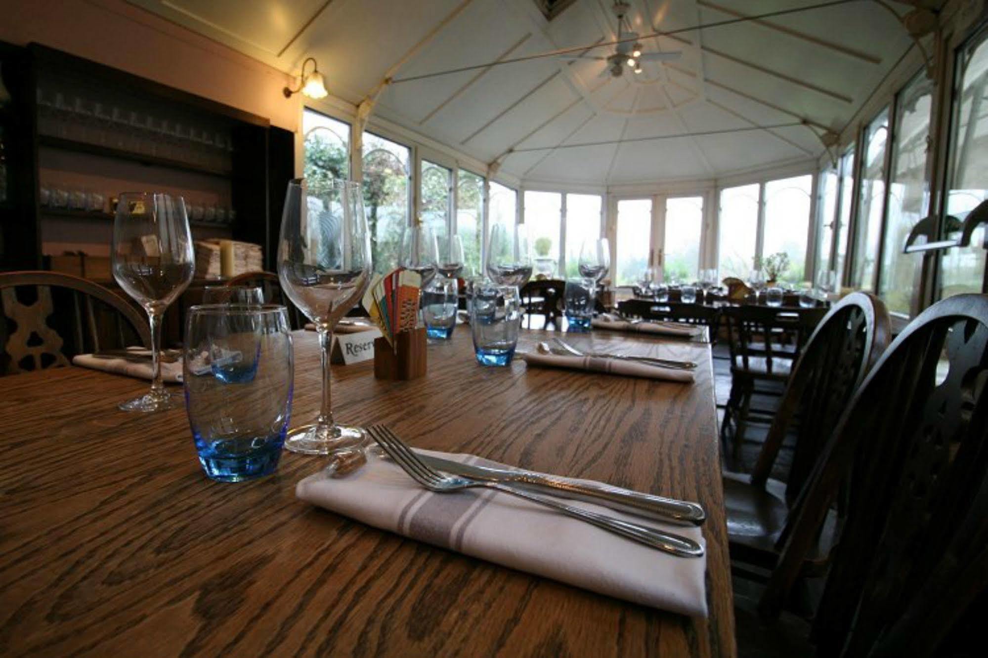 The Carpenters Arms Hotel Newbury  Eksteriør billede