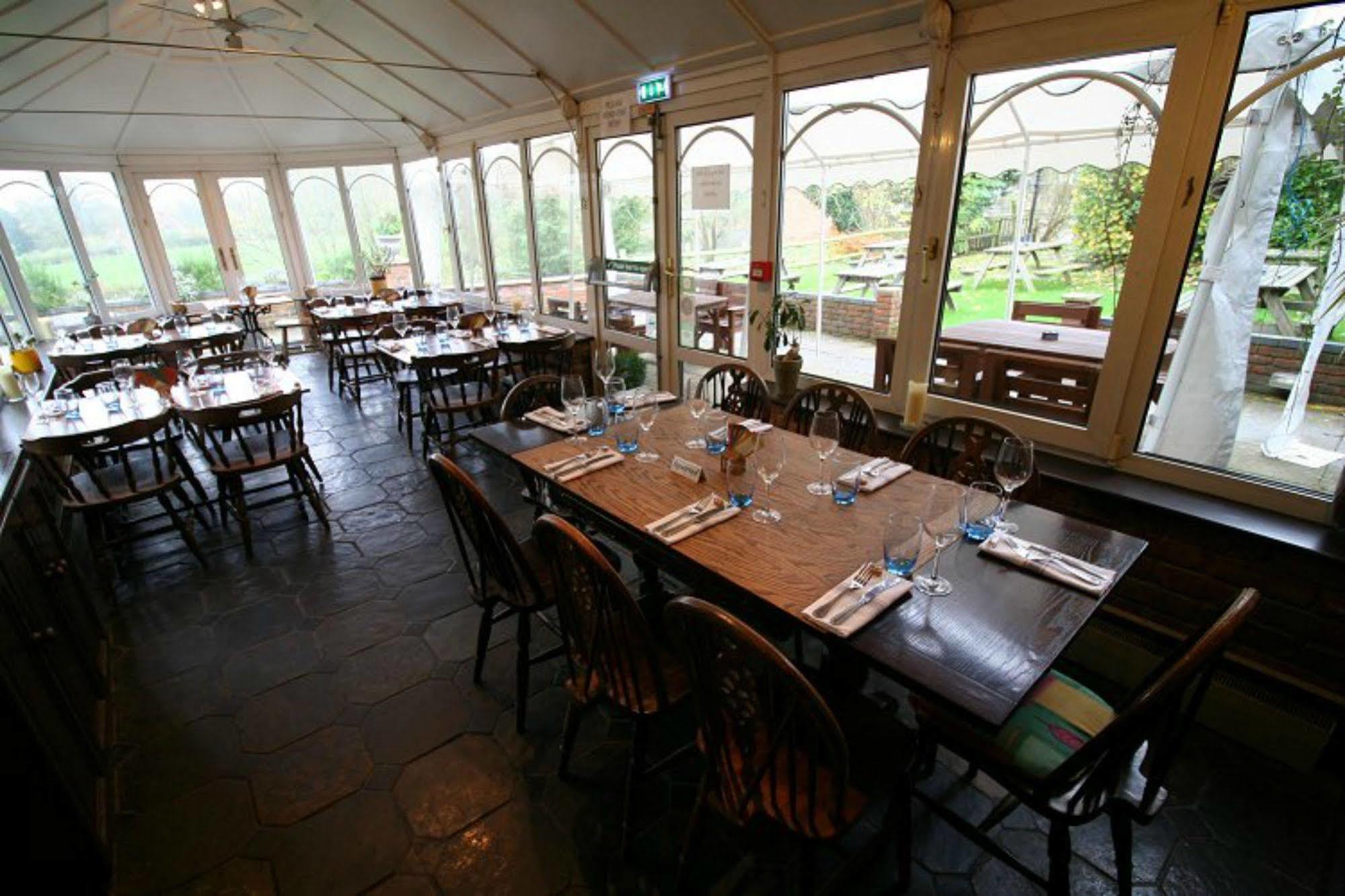 The Carpenters Arms Hotel Newbury  Eksteriør billede