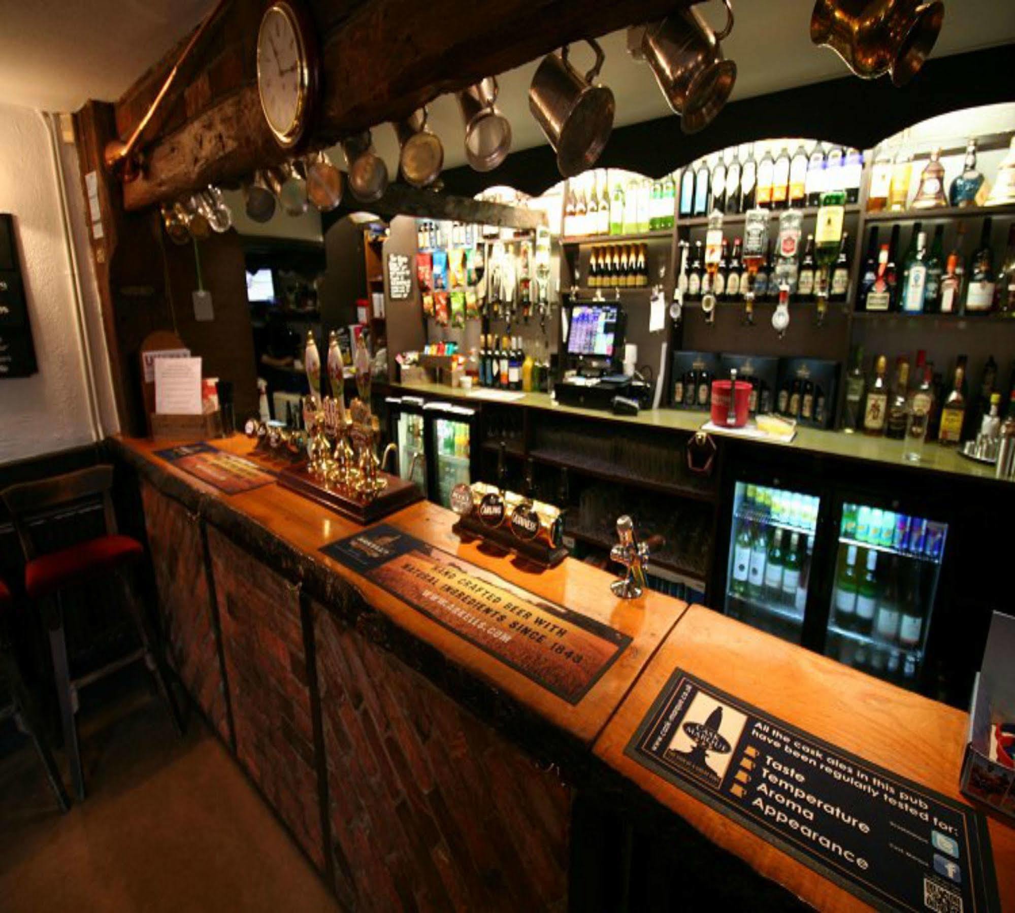 The Carpenters Arms Hotel Newbury  Eksteriør billede