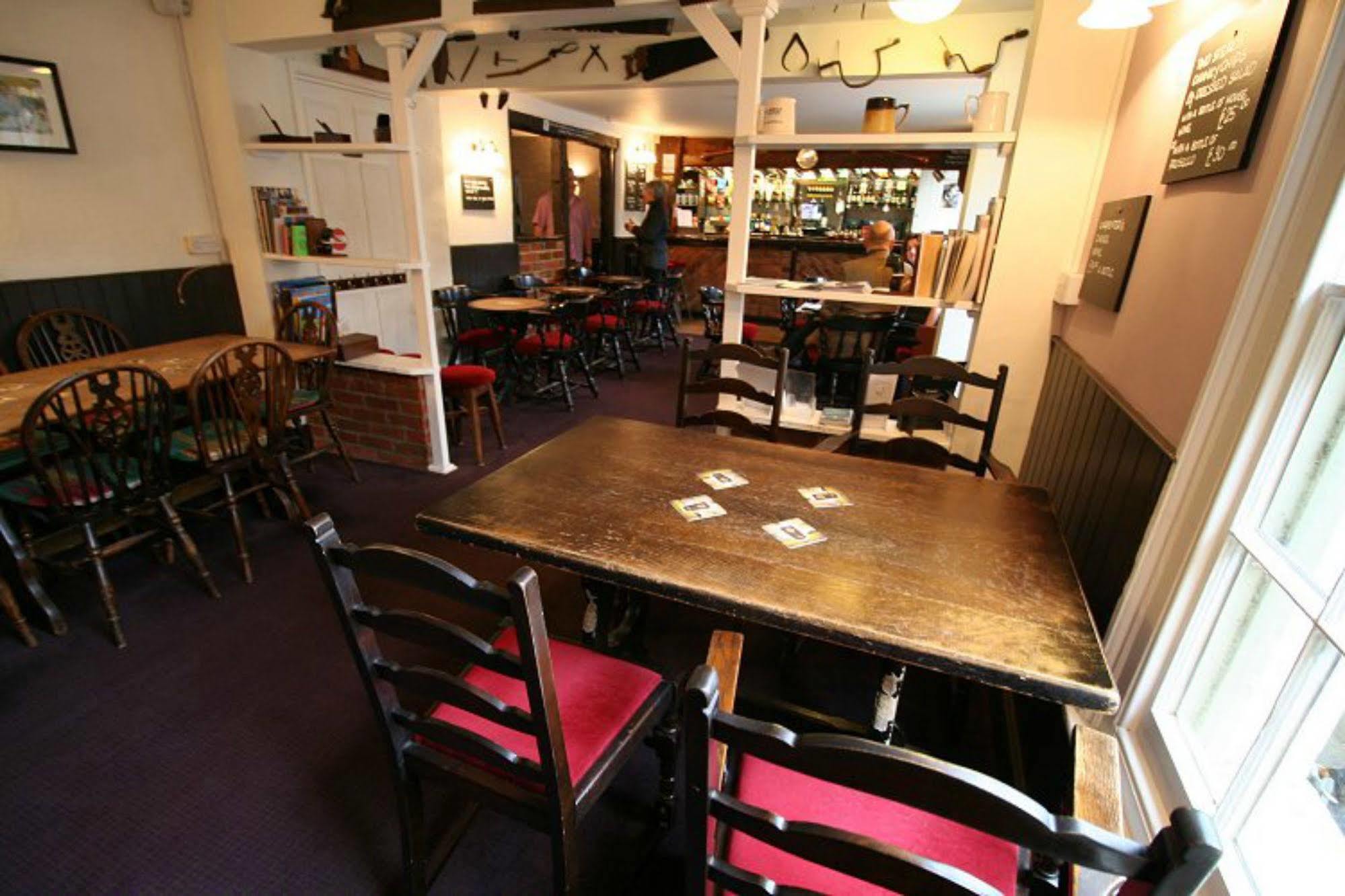 The Carpenters Arms Hotel Newbury  Eksteriør billede
