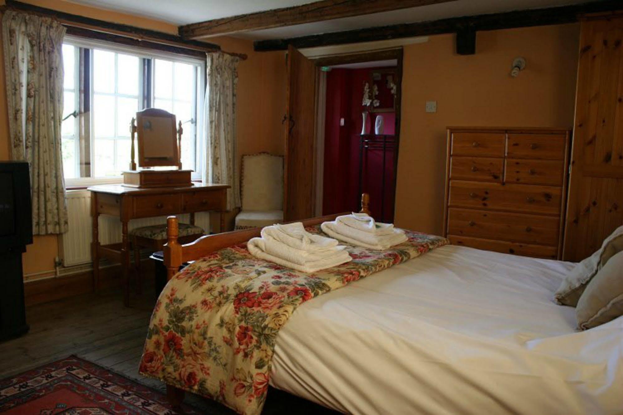The Carpenters Arms Hotel Newbury  Eksteriør billede